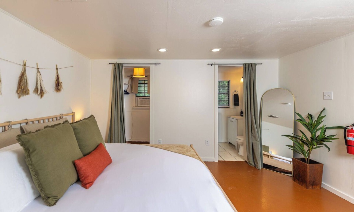 Rio Vista House | Walkable to TX State - King Bed with Workspace - Monthly Available