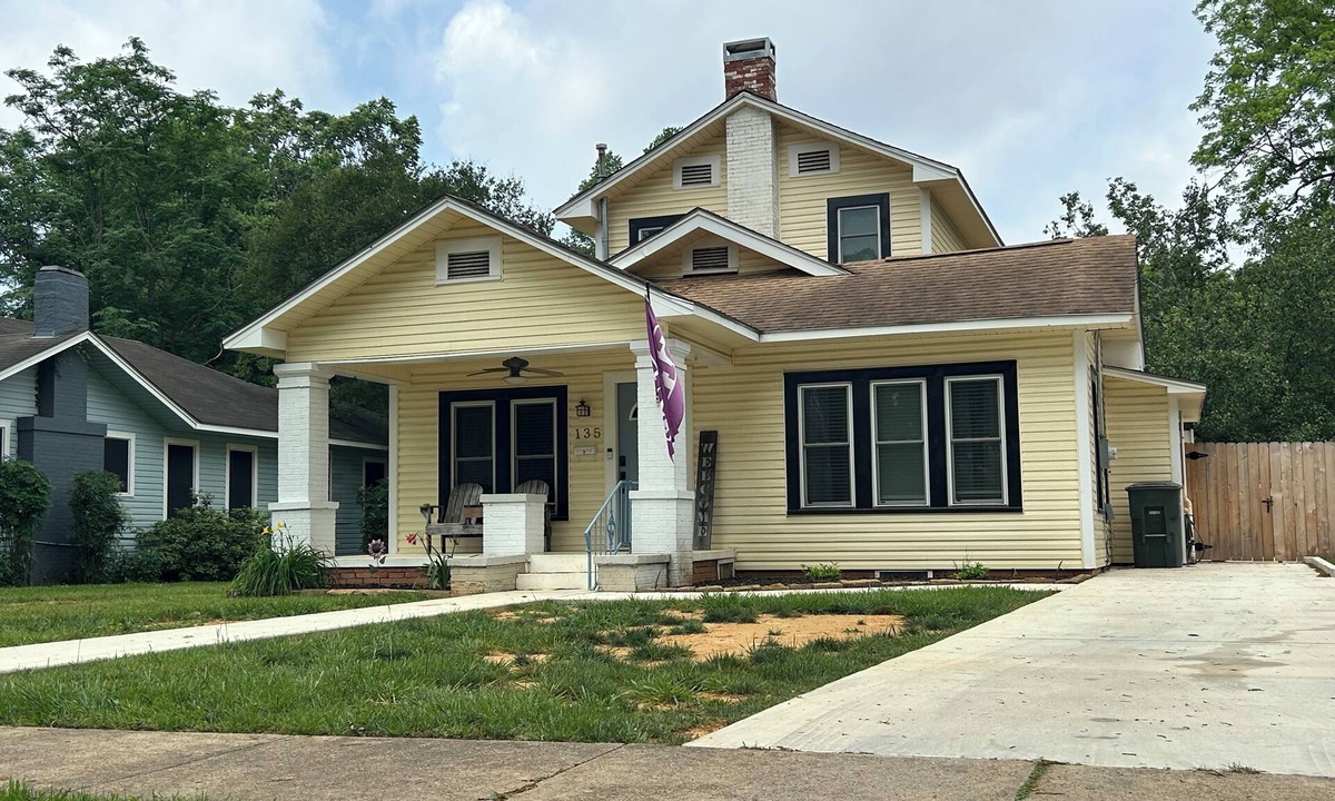 Nacogdoches House | Walkabout on Walker- pet friendly 2 story 3-bed house steps to the brick streets
