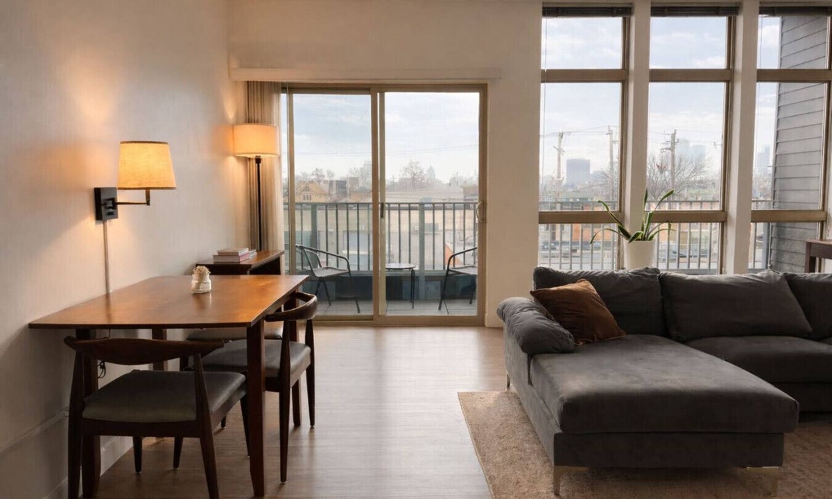 Fifth Ward Apartment | Walker`s Point Apt with Gym and Balcony