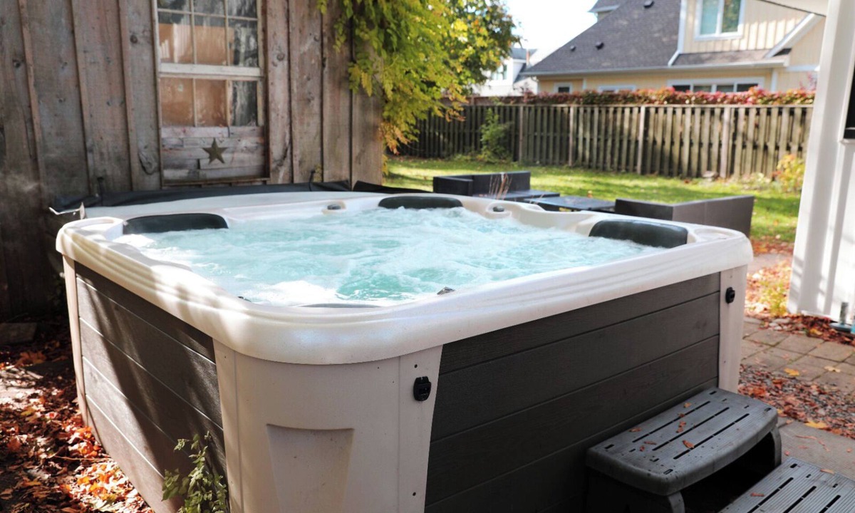 Historic Old Town House | Walking distance to Old town with Hot tub