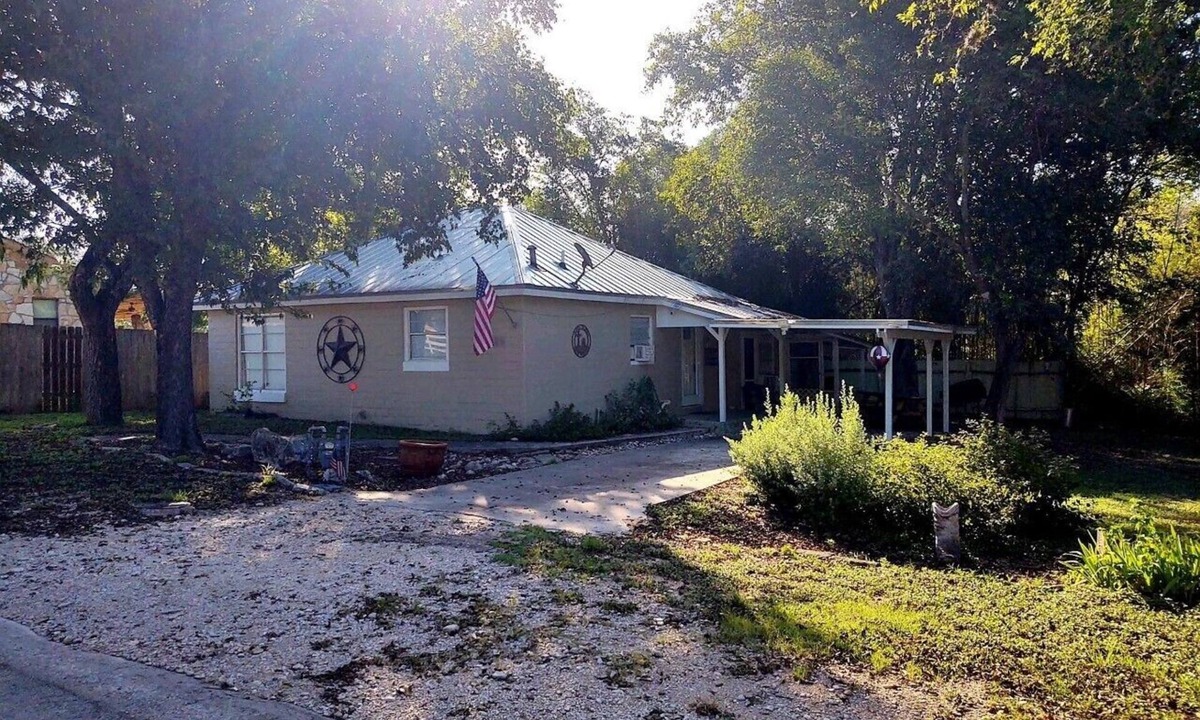 Bandera House | Walking distance to bars, restaurants, &main street 4 blocks. 1 block from park.