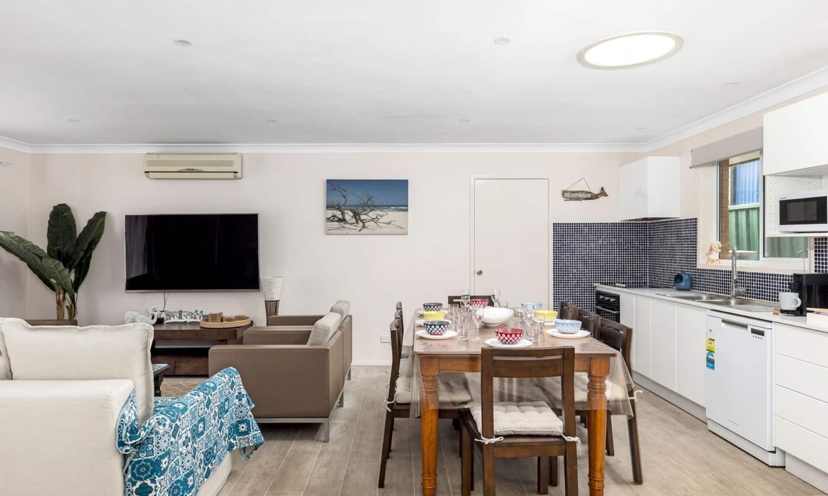 Anna Bay House | Walking Distance to Birubi Beach