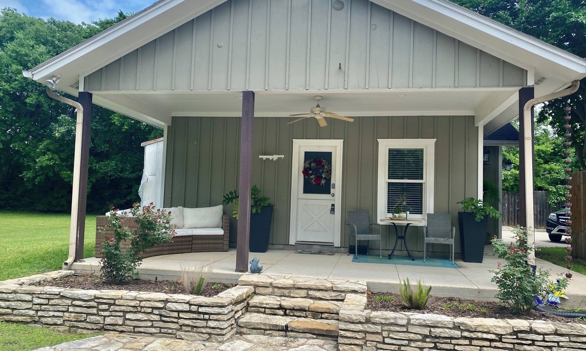 Historic Downtown Grapevine Cottage | Walking distance to Historic Downtown Grapevine