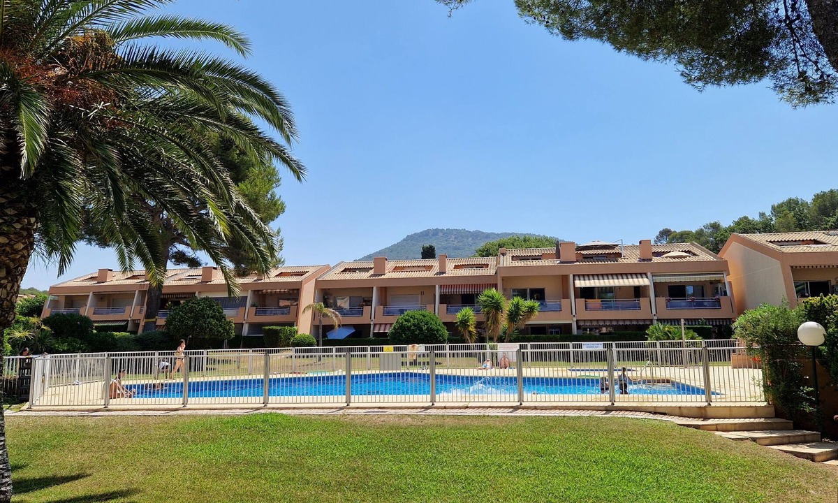 Le Pradet Apartment | Walking distance to the beach Air-conditioned T2 apartment in Le Pradet- Swimming pool, tennis court