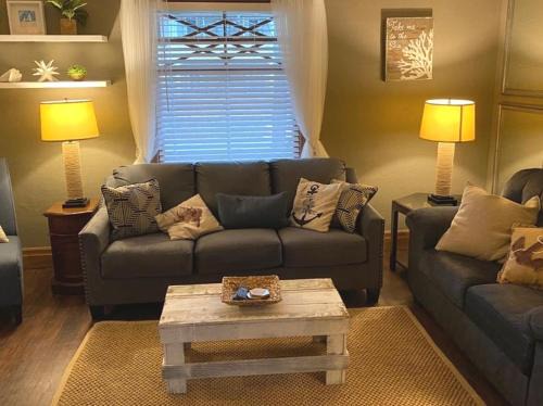 Downtown Niagara Falls House | WALNUT Beautiful 3 bedrooms house 1 mile from the falls!