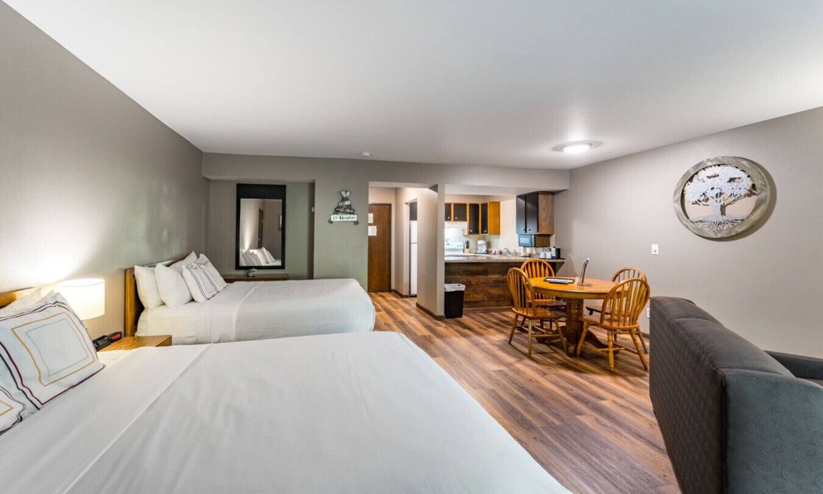 Rib Mountain Bed & Breakfast | Walnut Fireside Deluxe Suite @ the Inn