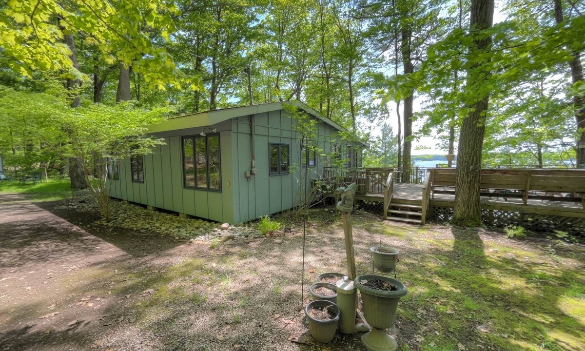 Rideau Lakes Ski Chalet | Walnut Grove | Family Waterfront Cottage on Sand Lake