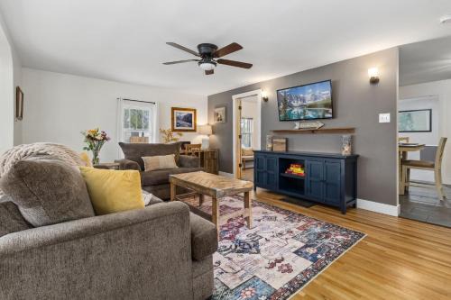 Windsor House | Walnut Street Retreat Downtown, Dog Friendly