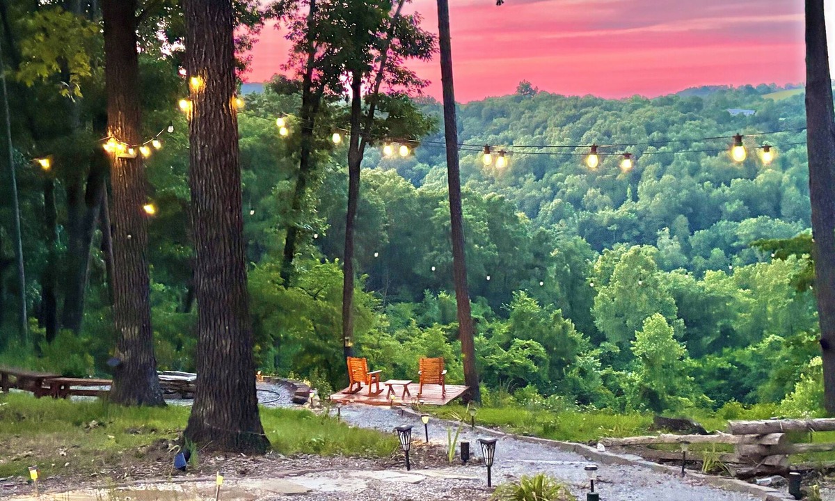 Eureka Springs Cabin | Wanderer Mountain Views Lounge,Bar, patio Lake access,kayaks,Grill,Fireplace,TV