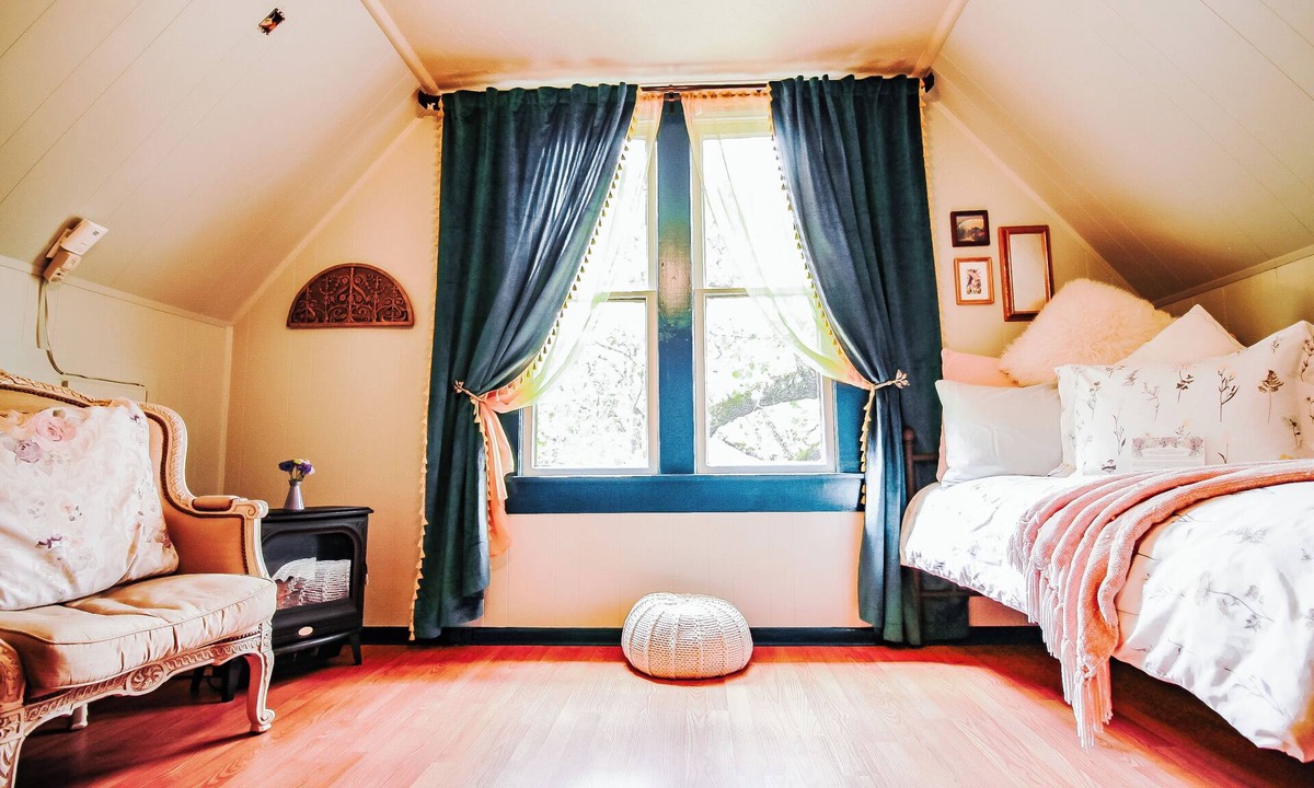 Eureka Springs Historic District Bed & Breakfast | Wanderlust Escape for the Solo Nomad in Historical B&B, WiFi & AC- The Starseed