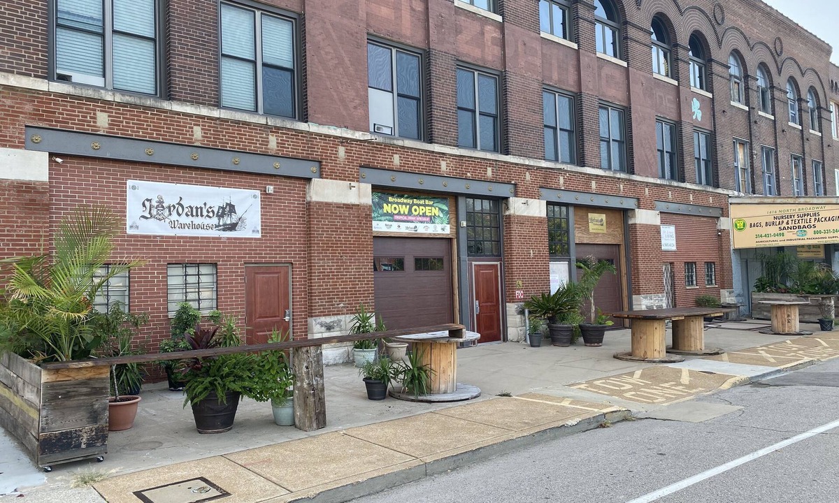 Downtown St. Louis House | Warehouse Hotel - Retreats & Groups St Louis & Event Space Sleeps Up to 80