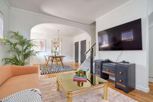 Hosford-Abernethy Apartment | Warhol Suite - Cozy Apartment - 92 WalkScore