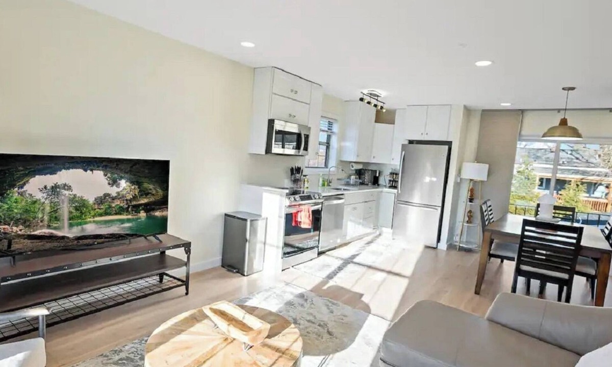 Capitol Heights Bed & Breakfast | Warm and Bright Home | Metro | 1 Min Walk | Md
