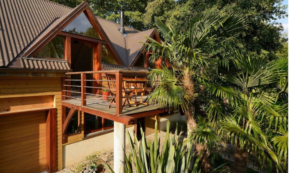 La Roche Foulques Bed & Breakfast | Warm and spacious architect-designed loft