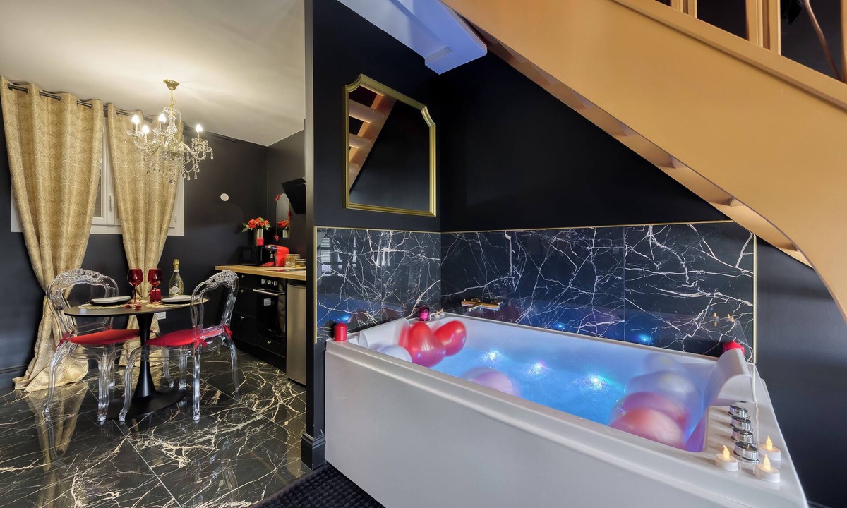 Corbeil-Essonnes Apartment | Warm and romantic relaxation area