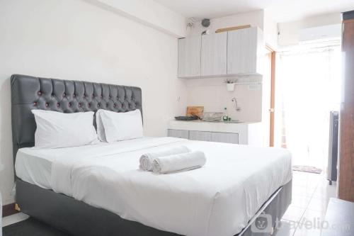 Depok Apartment | Warm and Tidy Studio at Cinere Resort Apartment By Travelio