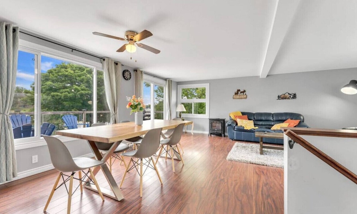 Peterborough House | Warm Casa by the Bay✦Sunroom✦Balcony✦BBQ & Grill!