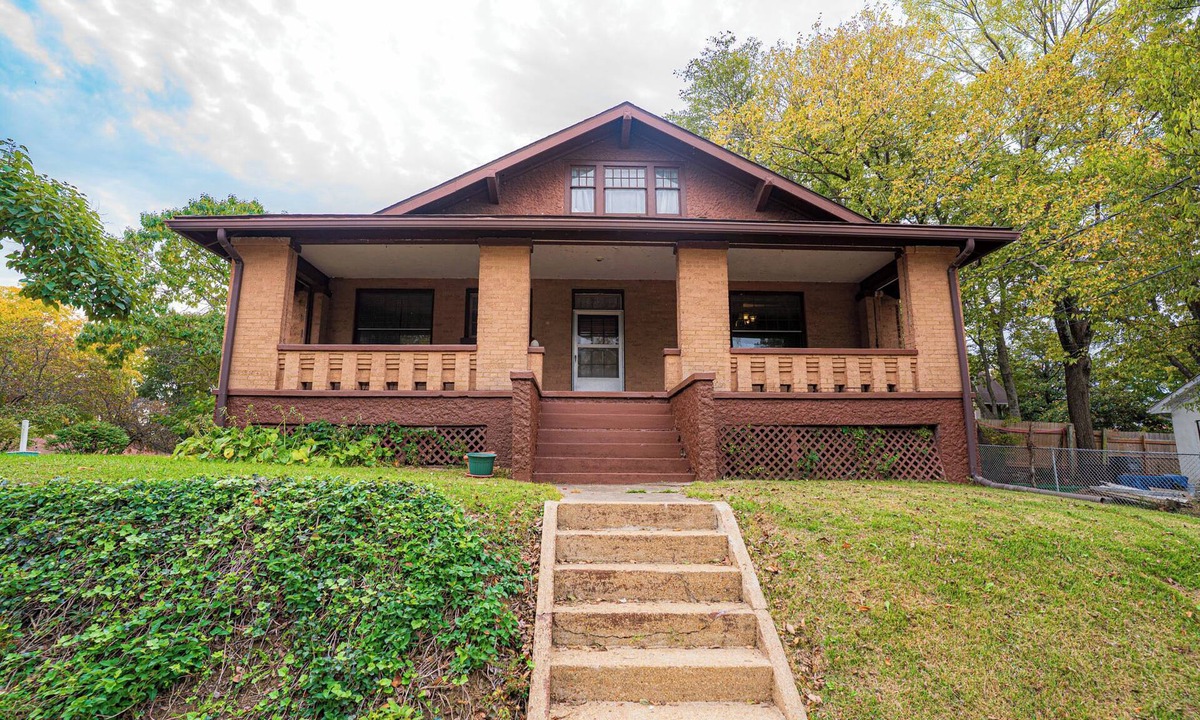 Poplar Bluff House | Warm, Cozy and Historic
