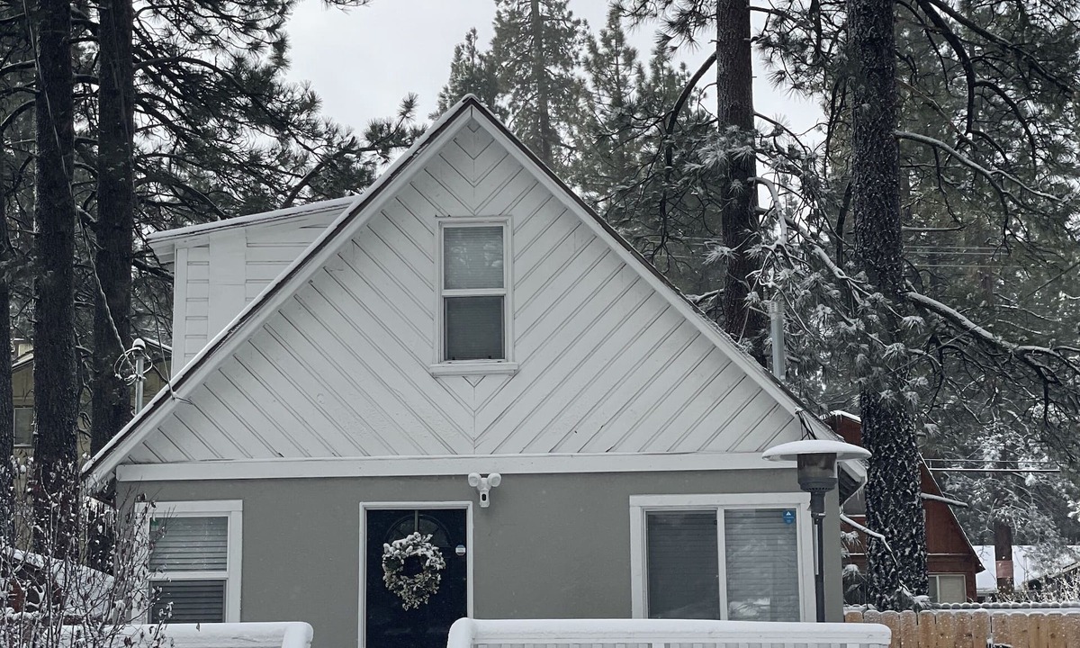 Big Bear City Cottage | Warm & Cozy Big Bear Mountain Cottage | X-Box, FirePit, Cornhole