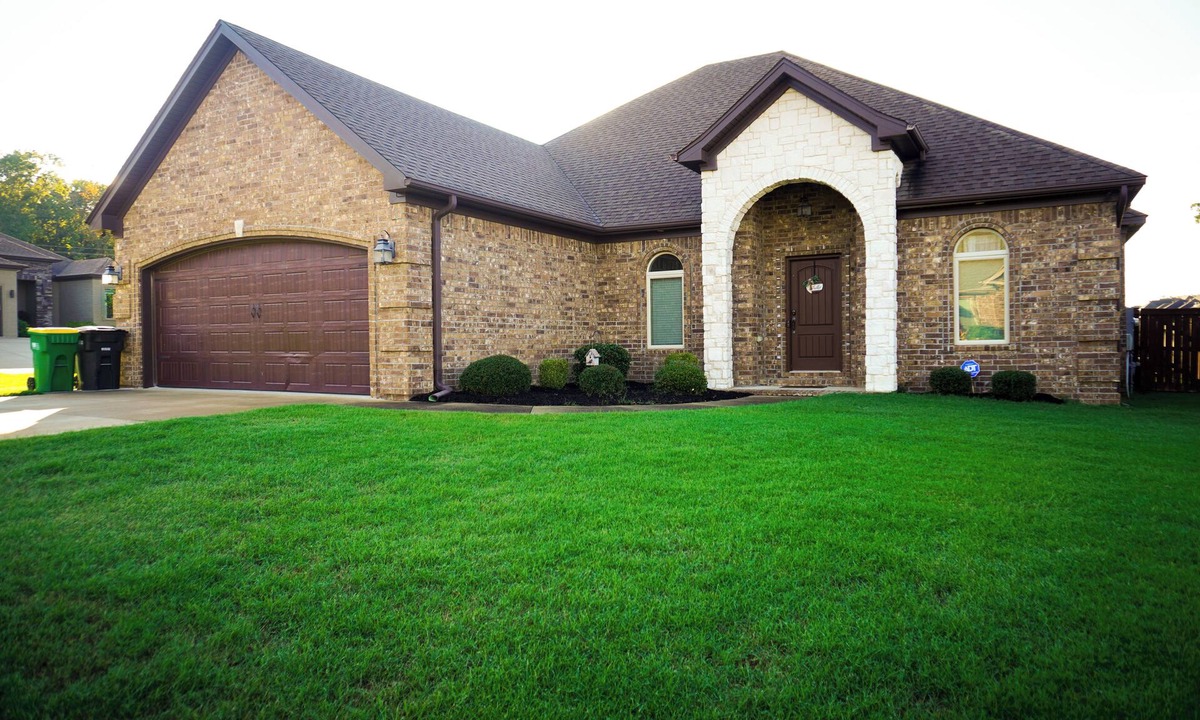 Sherwood House | Warm, Cozy, & Peaceful 3-bedroom house with AC in charming Sherwood