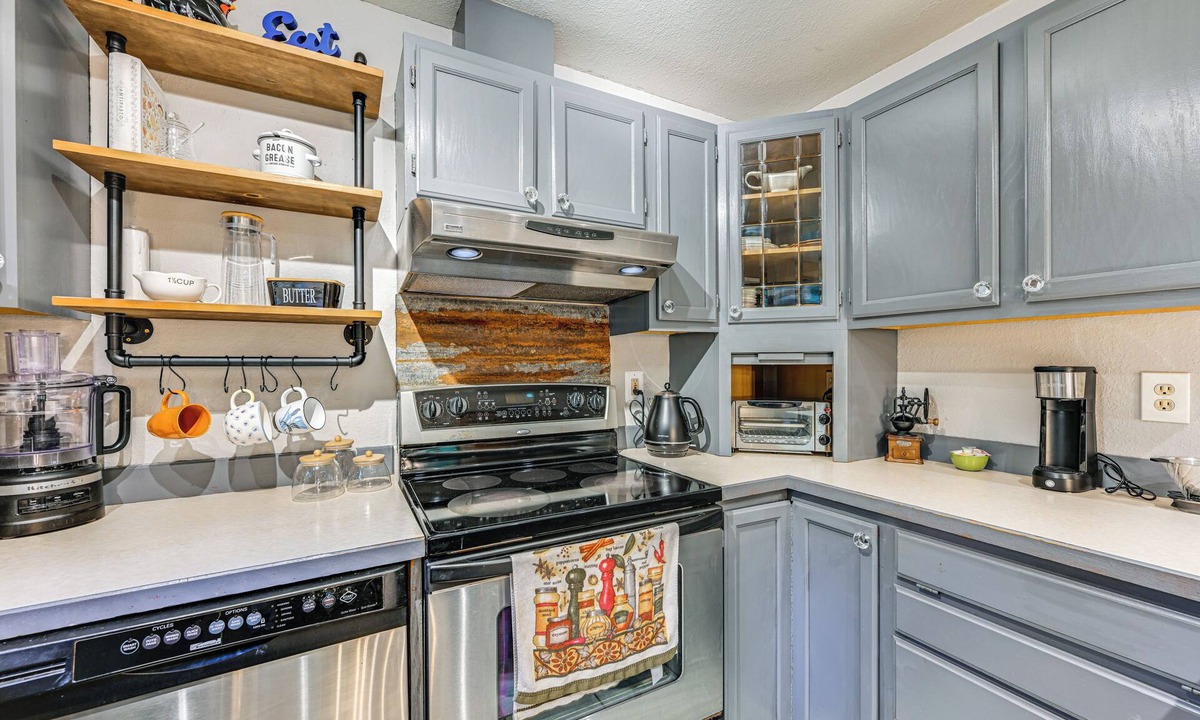 Rainier Cabin | Warm & Cozy Riverfront Cabin in Rainier