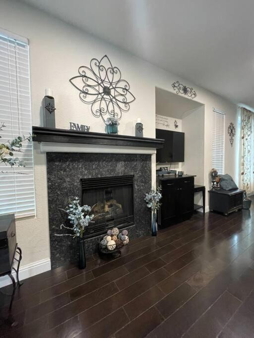 Regency Park House | Warm & Elegant Home - Perfect Location Downtown/SMF