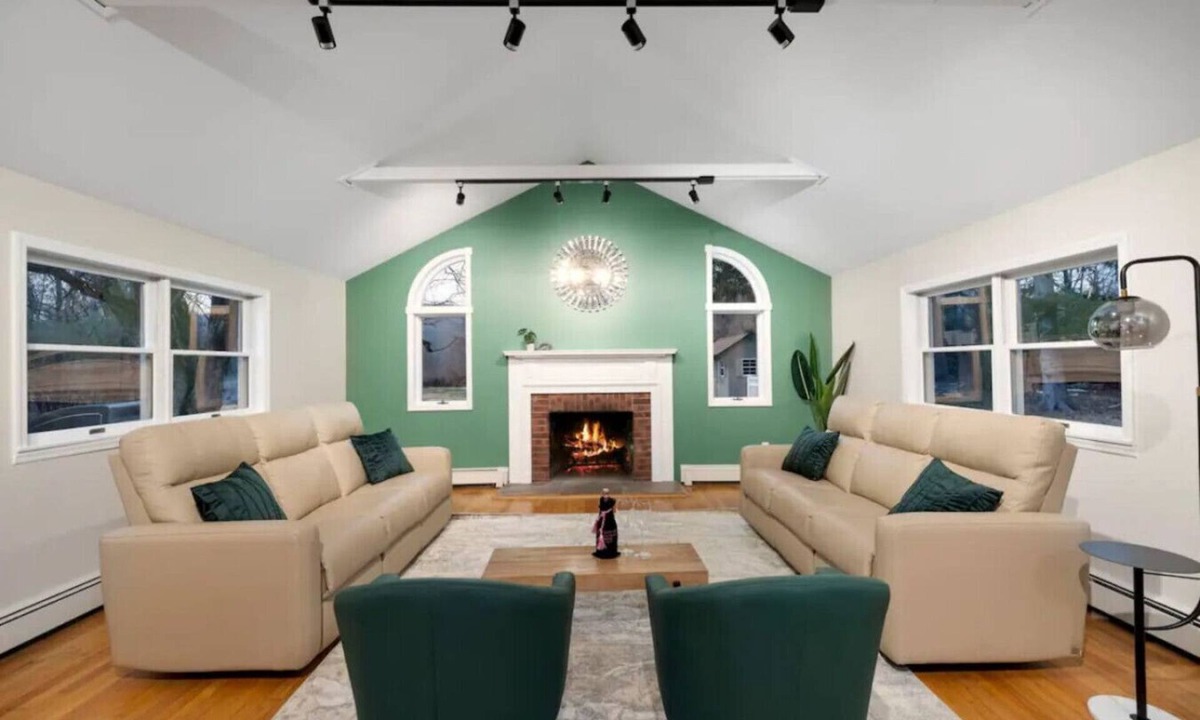 Town of Ramapo House | Warm Family Home with Fireplace, Theatre & Games