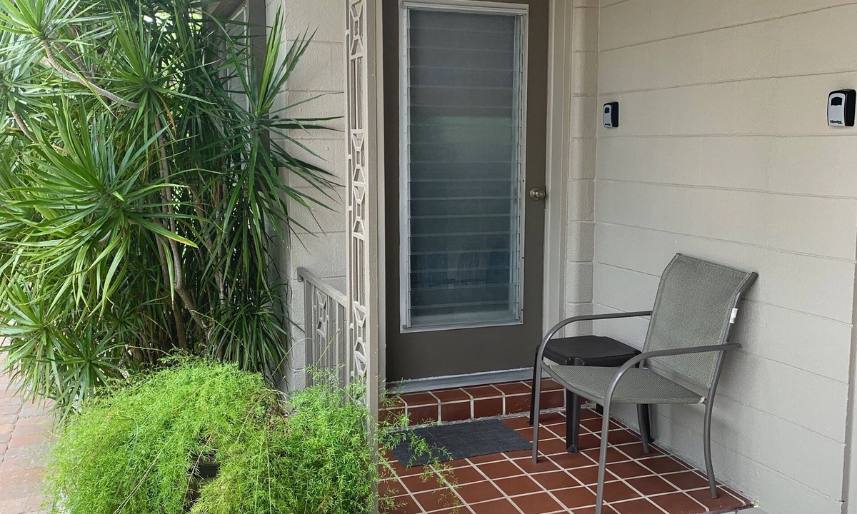 Warm Mineral Springs Apartment | WARM MINERAL SPRINGS MODERN WATERFRONT STUDIO