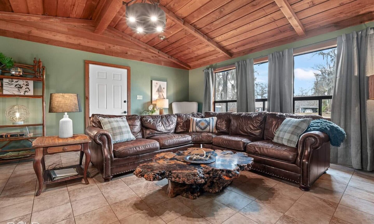 Uncertain House | Warm, Rustic Lodge with private dock access steps away, featuring a firepit & picnic table for outdoor dining