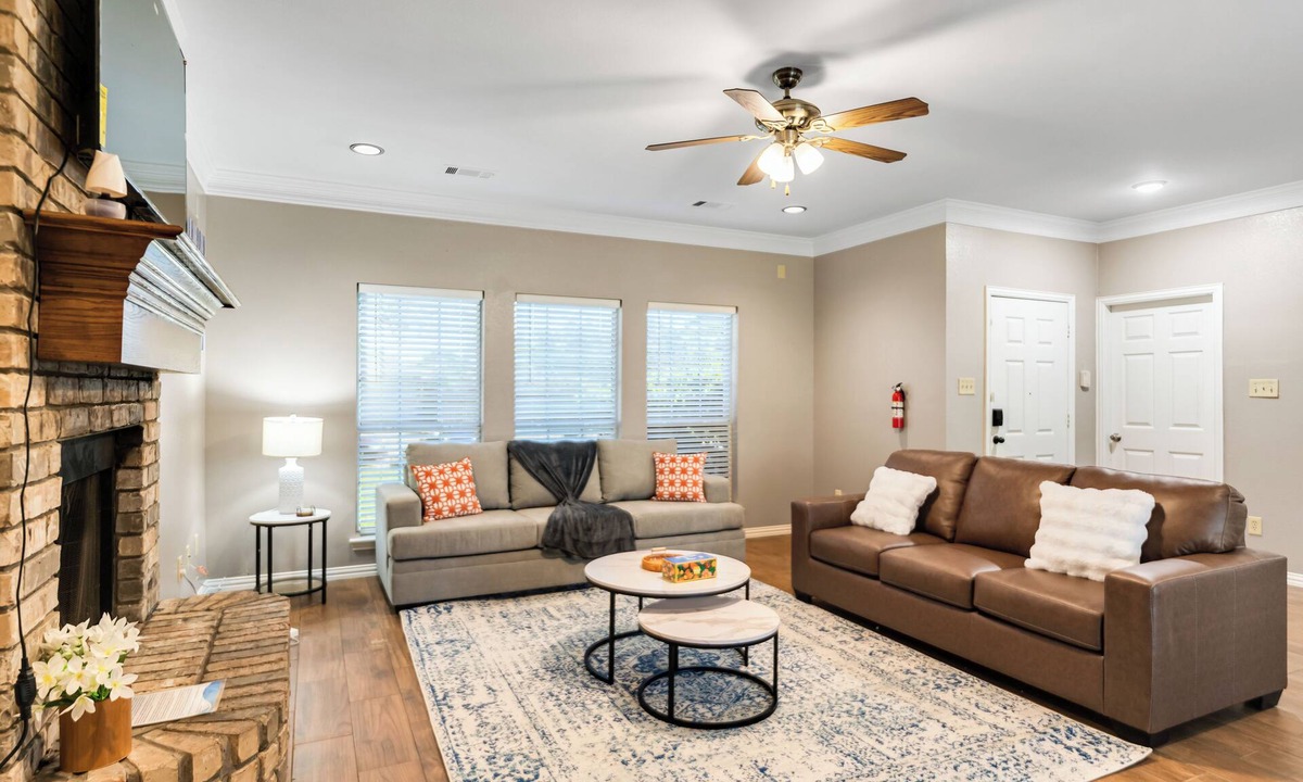 Forney House | Warm & Spacious 4BR/3BA/4TV Home – Newly Renovated