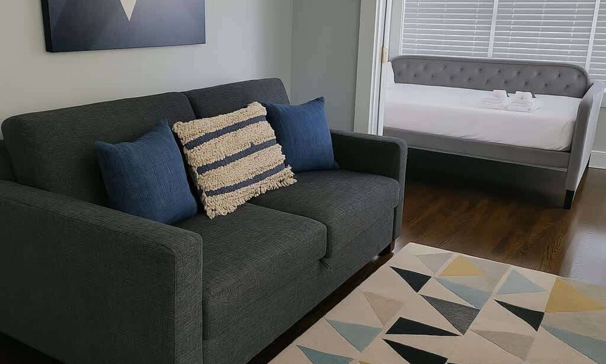 East Albany Park Apartment | Warm & Stylish 2BR Apt