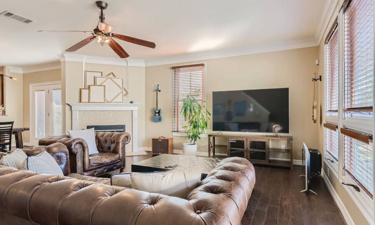 West Campus Apartment | Warm Suburban 3BR Townhome near DT