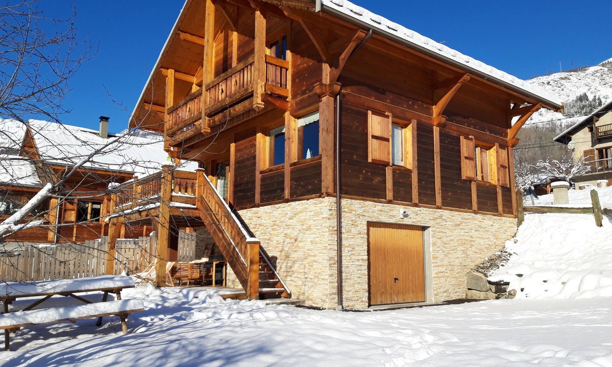 Briancon Ski Chalet | Warm traditional wooden chalet Briançon Serrechevalier 1200m
