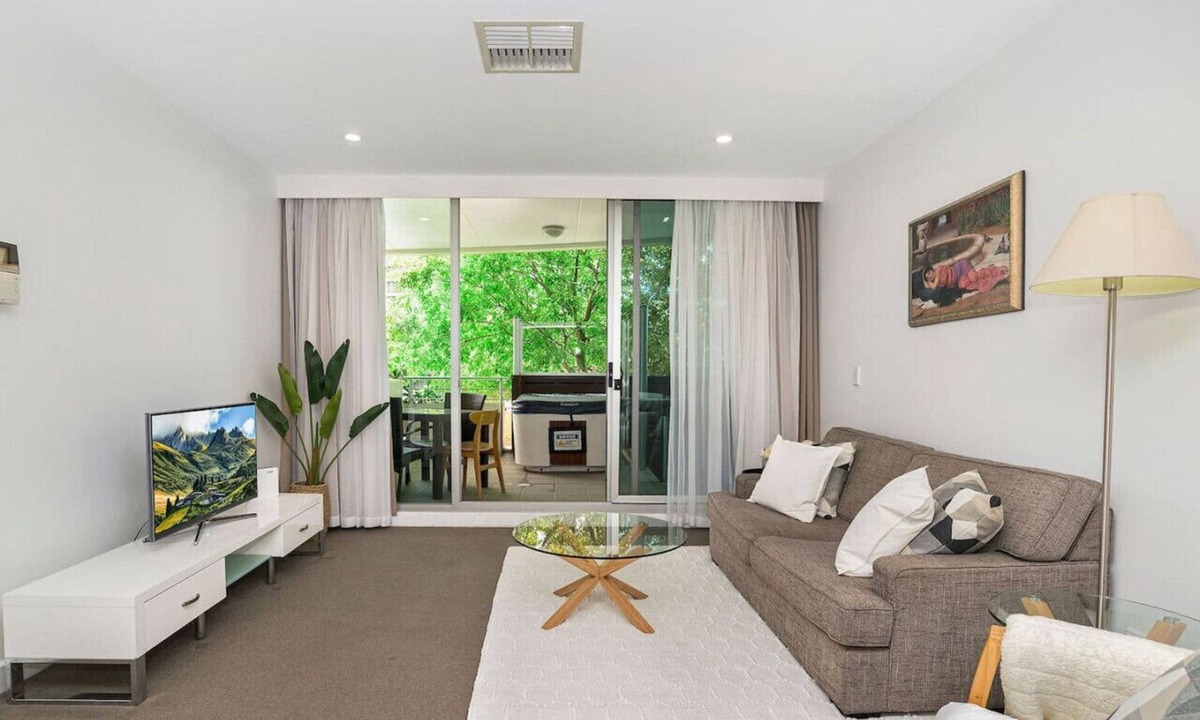 Glenelg Apartment | Warm Waves - Beach Pool Home