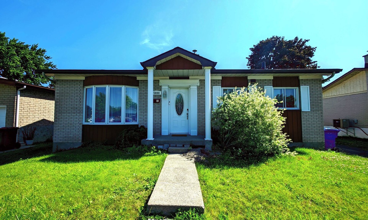 Saint-Hubert House | Warm Welcome Home. 15 min to Montreal, spacious and comfortable, free parking