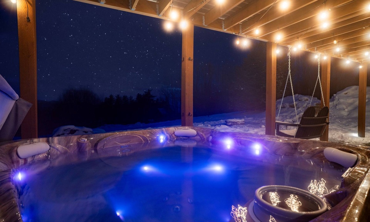 Bethel Ski Chalet | Warming Fireplace, Gorgeous Views, HotTub, slps 12