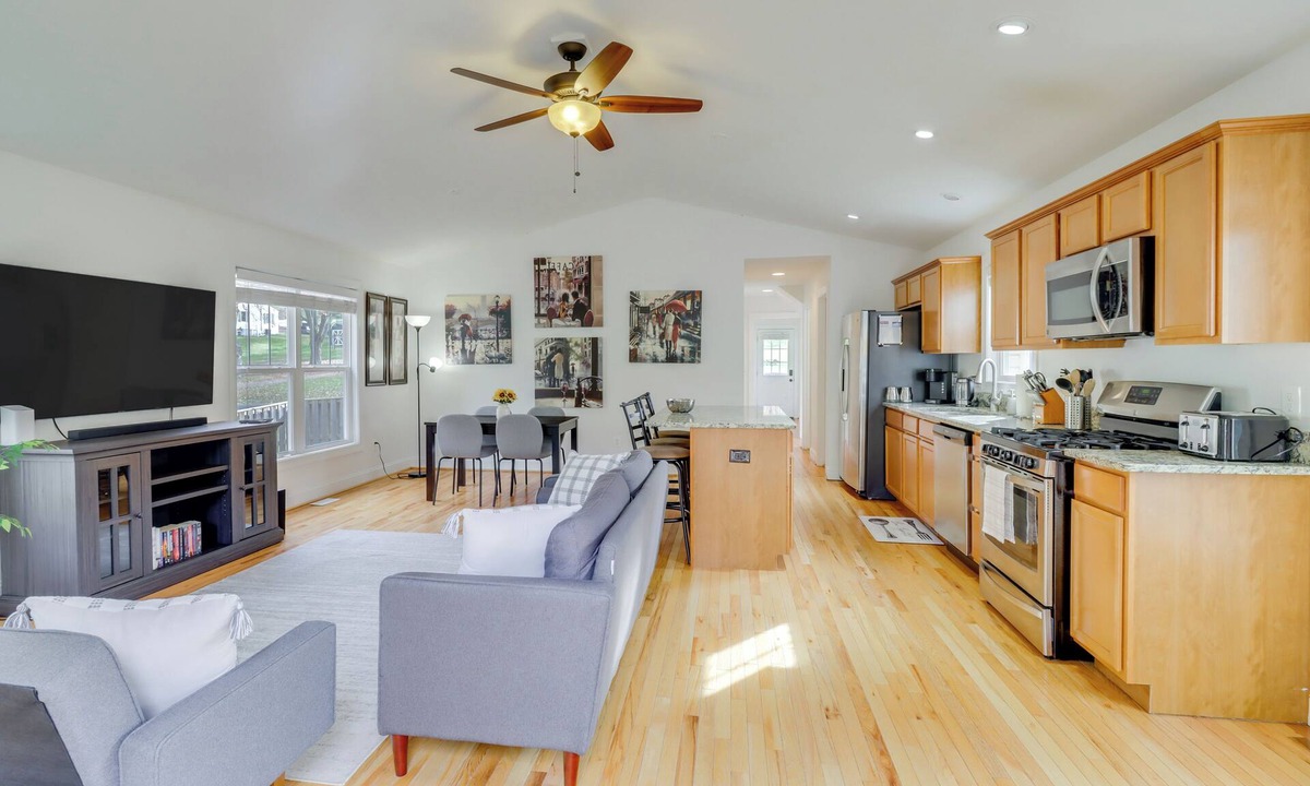 Warrenton House | Warrenton Gem: Walk to Downtown!