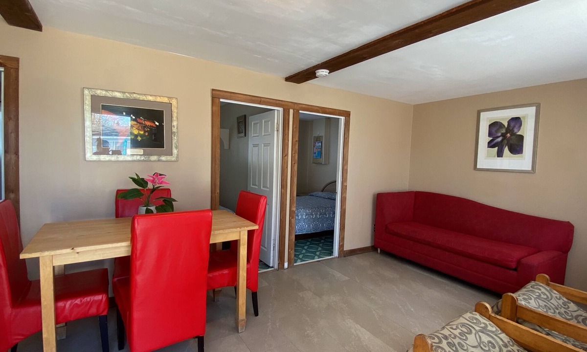 Wasaga Beach Cottage | Wasaga Beach Walk to Beach! Free Parking!Free Wifi!