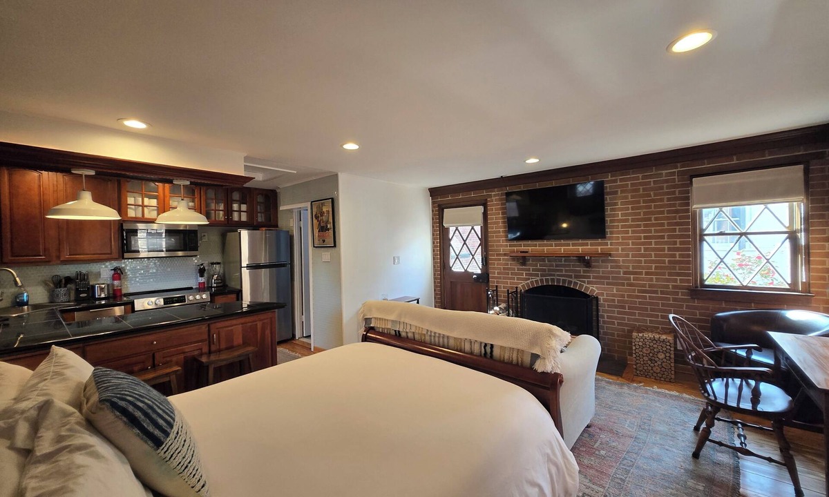 Old Town Alexandria Villa | Washington Family Property, Upper Carriage House in Old Town on 107 S Lee Street