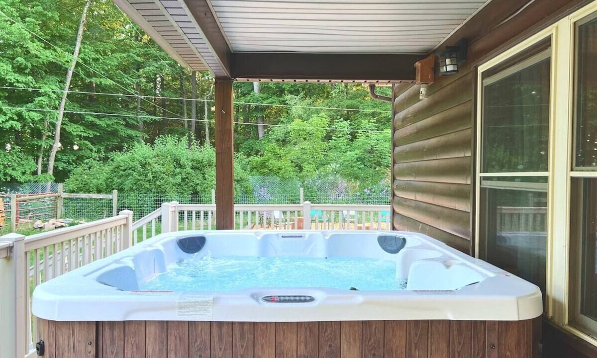 Tylersville Cabin | Wasson Woods Retreat w/Fire Pit & HOT TUB