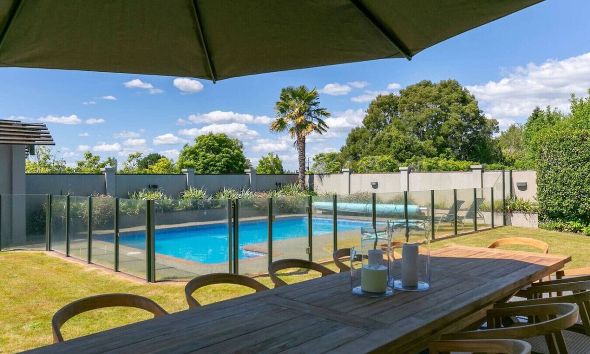 Nukuhau House | Watene Lodge - Spacious 5 Star Home with Pool