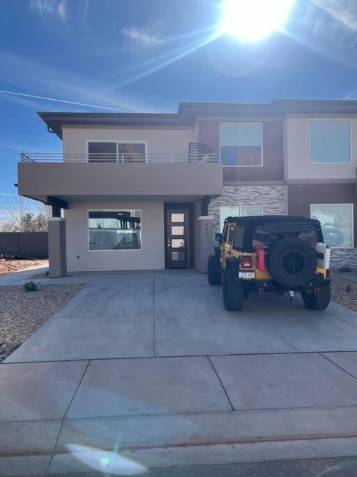 Hildale House | Water Canyon 4bd3Bath HotTubDeck