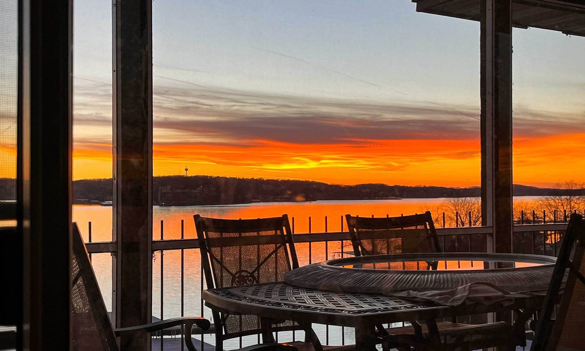 Lakeland Condo | Water Days & Views Await: Lake Ozark Condo!