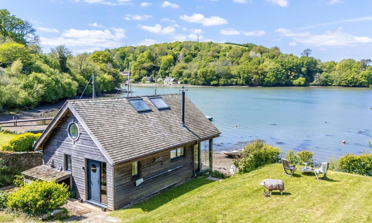 Dittisham Cottage | Water Edge Boathouse - On the River Dart