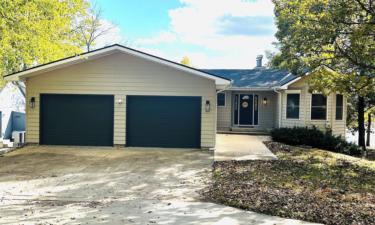 Linn Valley House | WATER FRONT/4-Bedroom House/Linn Valley, KS