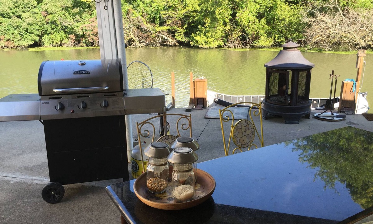 Kingsville Cottage | Water Front, Cedar Island Marina, Beach, Wineries, New HVAC, Newly Renovated