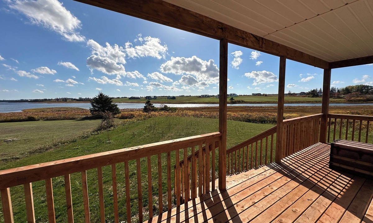 Anglo Rustico Cottage | Water Front Cottage- 10 Min Walk To Barachois Beach, Minutes to North Rustico