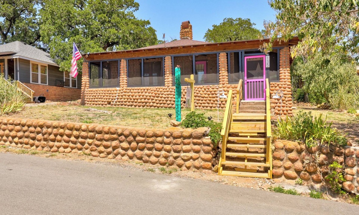 Medicine Park Cabin | WATER FRONT-HOT TUB- WALKING DISTANCE to main strip. Cobblestone Retreat