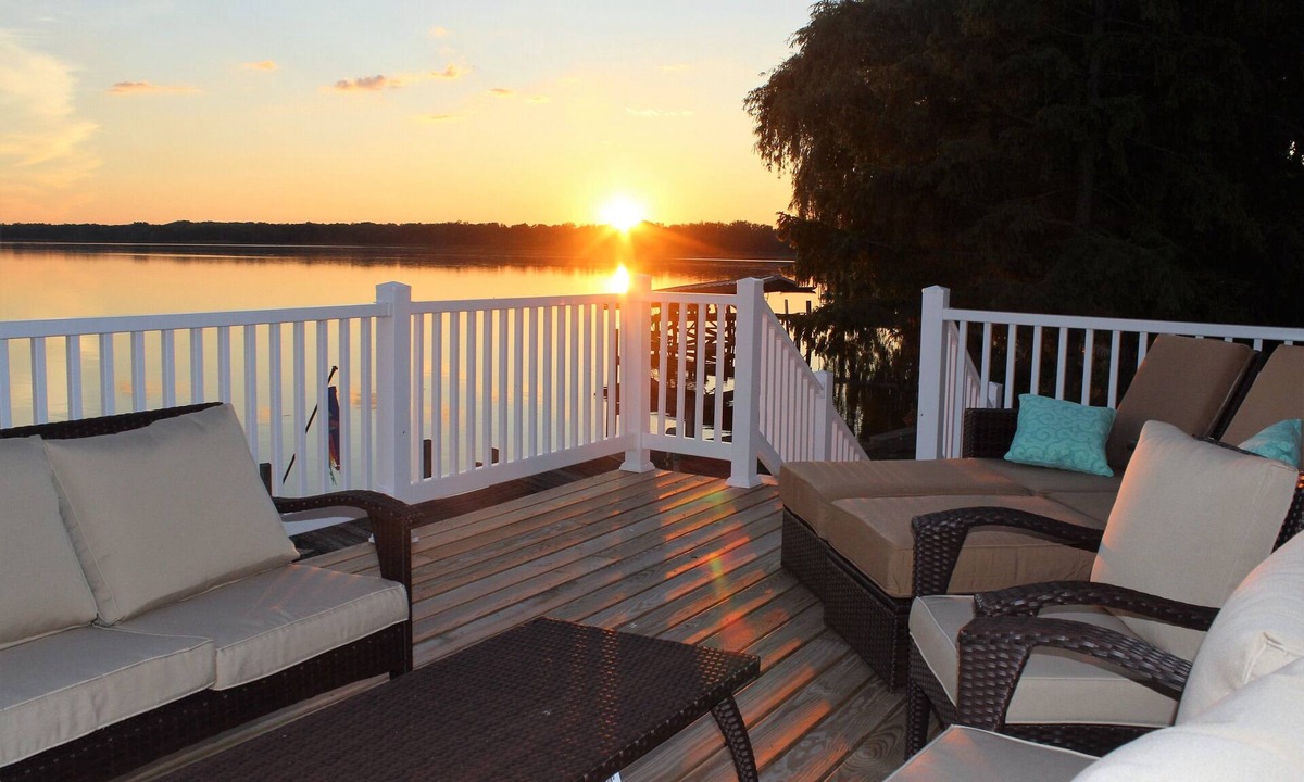 Town of Aurelius House | Water Front Lake Cottage: Wineries, Wildlife and Relaxation - Eagles Nest