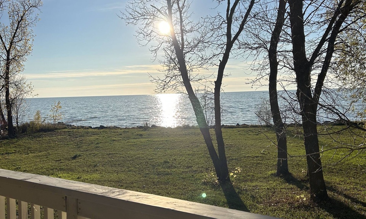 Saint Laurent Cottage | Water's Edge cedar cabin on 1 acre lakefront: a perfect retreat summer or winter